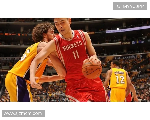 新秀姚明在赛场上惊艳扣篮展现无限潜力与未来之星风范